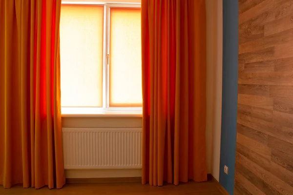 公寓里漂亮的橙色窗帘和窗帘 图库照片