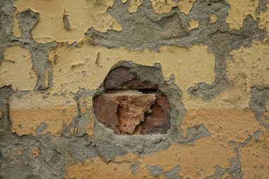 Kırık alçıyla yıpranmış eski tuğla duvarı kapatın.