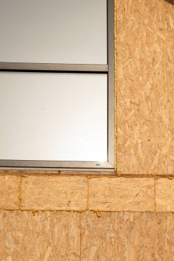 SIP panellerinden yapılmış bir kasaba evinin inşaatının kapatılması.