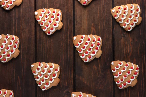 Modello Con Biscotti Forma Albero Natale Uno Sfondo Legno Scuro — Foto Stock