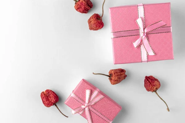 Dos Cajas Regalo Rosadas Con Cinta Lazo Flores Secas Aisladas —  Fotos de Stock