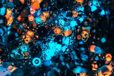 Akan büyük kabarcıklar ve mavi, siyan ve turuncu renkli Bokeh ışıkları ile soyut sıvı arka plan bulanıklığı. yuvarlak saydam geometrik parçacıklara sahip gizemli arkaplan