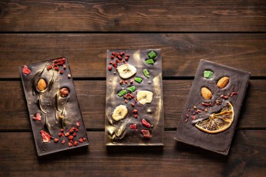 El yapımı, bademli, portakallı, fındıklı, muzlu ve kuru meyveli siyah çikolata.