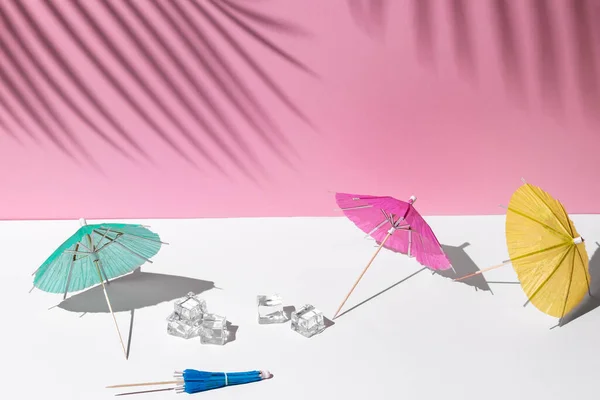 Maquette Été Aux Couleurs Pastel Blanches Roses Nombreux Parasols Plage — Photo