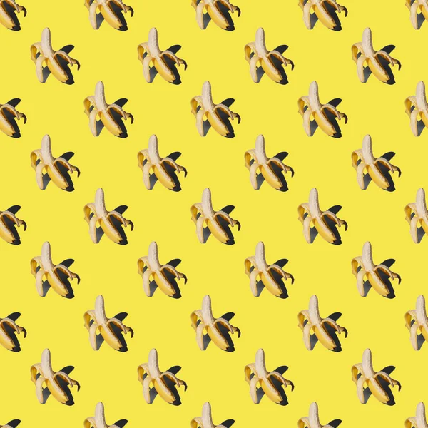 Muster Mit Reifer Geschälter Gelber Banane Auf Hellem Hintergrund Mittags — Stockfoto