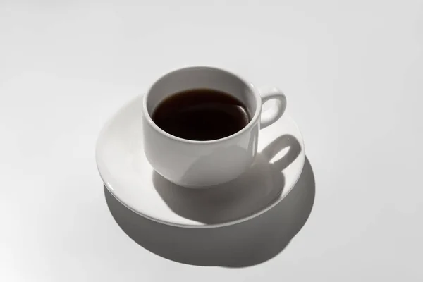 Cangkir Kopi Putih Dengan Espresso Bayangan Keras Latar Belakang Abu — Stok Foto