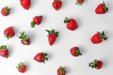 Beyaz arka planda doğal gölgeli bir sürü kırmızı taze çilek deseni var.