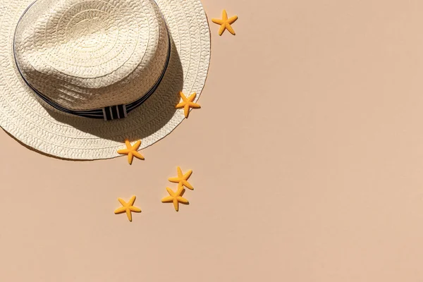 White Straw Wicker Hat Sand Color Background Yellow Starfishes Top — Stock Photo, Image