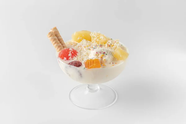 Tazón Helado Con Yogur Fresco Congelado Frutas Galletas Piña Aislada — Foto de Stock