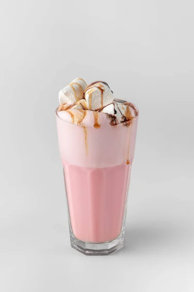 Batido Morango Rosa Com Espuma Decorada Por Marshmallows Chocolate Coquetel — Fotografia de Stock