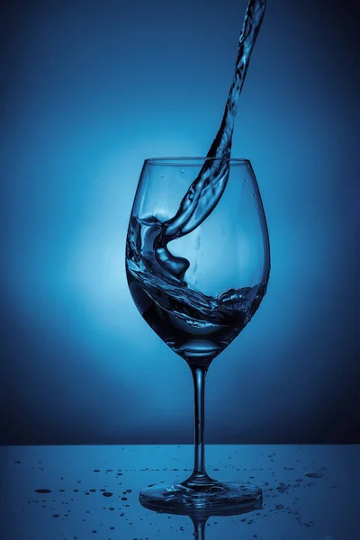 Pouring Water Transparent Glass Wine Blue Background Water Splashes — Stock Photo, Image