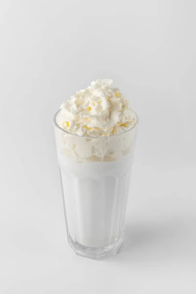 Vidro Com Milkshake Branco Creme Fundo Cinza Com Sombras Naturais Fotos De Bancos De Imagens