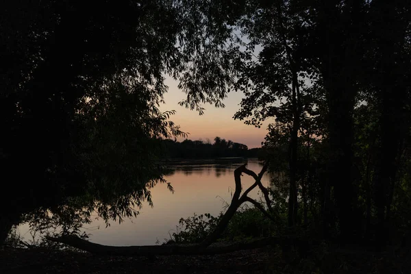 Silhouettierte Bäume Umrahmen Den Wunderschönen Noch Friedlichen See Der Abenddämmerung — Stockfoto