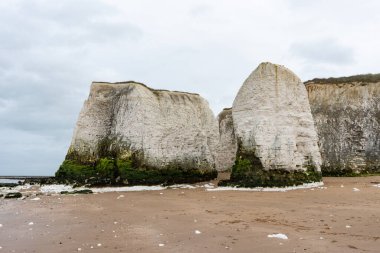 Botanik Koyu 'ndaki tebeşir kayalıklarının manzara fotoğrafçılığı Broadstairs Kent, İngiltere Bulutlu bir günde kopya için alan