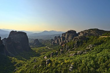 Varlaam Manastırı, Aziz Nicholas Manastırı, Rousanou Manastırı ve Megalo Meteorosu güneşli bir günde fotoğraflandı.