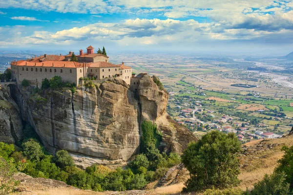 Aziz Stephen Manastırı güneşli bir günde fotoğraflandı. Düzenleme: Luminar