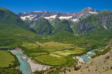 Vjosa Nehri Kanikol kasabası yakınlarında kıvrılır.