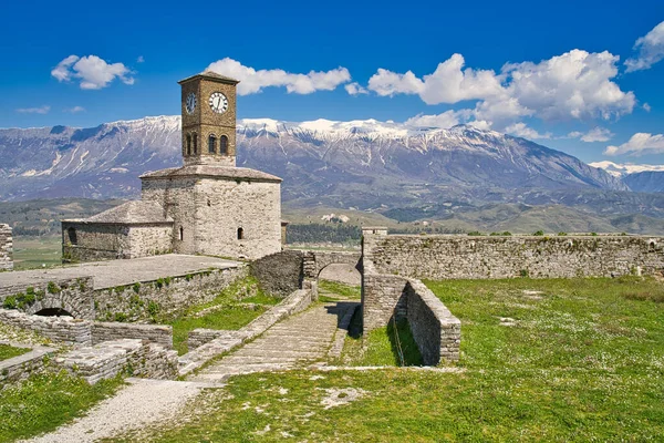 A l'intérieur du château de Gjirokastra avec vue sur le clocher — Photo