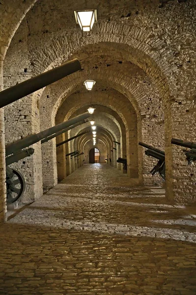 Inside the castle of Gjirokastra with guns from the war — Stock Photo, Image