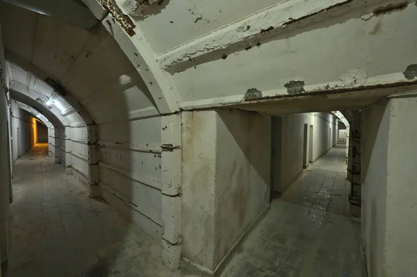 Исторический бункер времен холодной войны в городе Джирокастер — стоковое фото