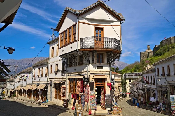 Centro histórico de la ciudad de Gjirokastra con tiendas de recuerdos y restaurantes — Foto de Stock