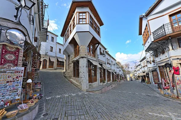 Historic city center of Gjirokastra with souvenir shops and restaurants — Stock Photo, Image