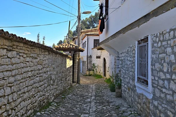 Calle empedrada en la ciudad de Berat en un día soleado — Foto de Stock