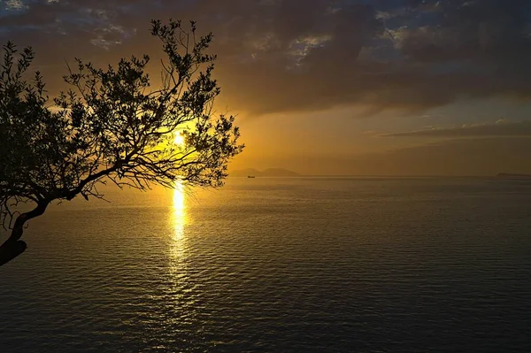 Вид с побережья Влоры на остров Сазан — стоковое фото