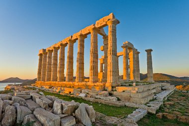 Gün batımında Cape Sounio 'daki Poseidon Tapınağı.