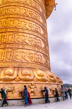 Tibet Budist Manastırı 'ndaki büyük altın dua davulu.