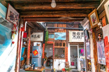 Tibet 'teki geleneksel uzak Tibet köyü ve aile evinin manzarası.