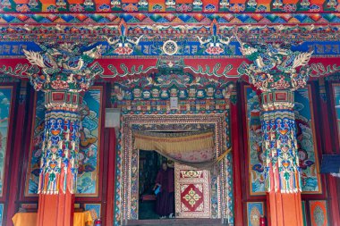 Tibet Budist manastırına giriş kapısı.