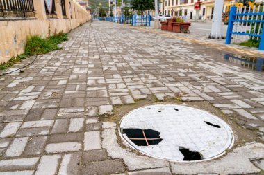 Çin 'in Sichuan eyaletindeki kırık kanal kapağı.