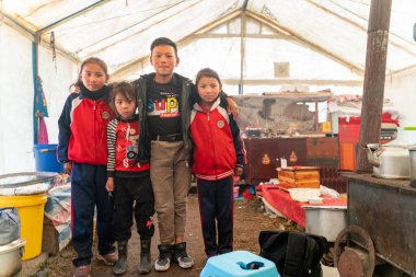 Sichuan / Çin-08.04.2020: Çin 'deki Tibet' te çadırlarında göçebe aile manzarası
