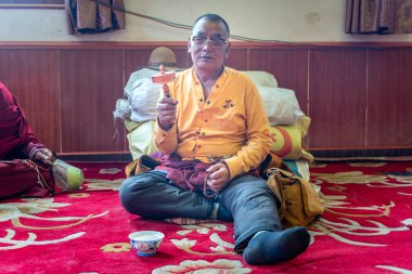 Sichuan / Çin-08.04.2020: Tibet 'teki Larung Gar' daki eski Budist manastırı manzarası.