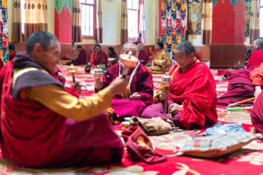 Sichuan / Çin-08.04.2020: Tibet 'teki Larung Gar' daki eski Budist manastırı manzarası.