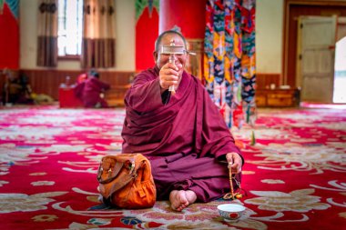 Tibet 'teki Larung Gar' daki eski Budist manastırının manzarası..