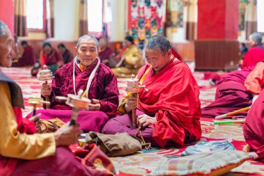 Sichuan / Çin-08.04.2020: Tibet 'teki Larung Gar' daki eski Budist manastırı manzarası.