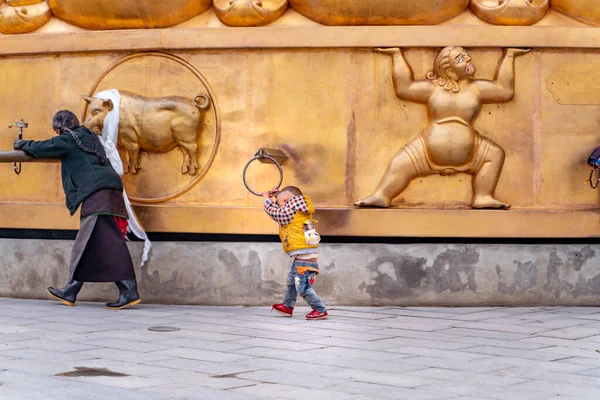 Grande Tambor Oração Dourada Rolando Mosteiro Budista Tibetano — Fotografia de Stock