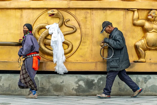Sichuan China 2020 Gente Rodando Gran Tambor Oro Monasterio Budista — Foto de Stock