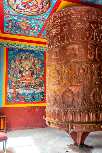 チベット仏教僧院の大きな黄金の圧延祈りのドラム — ストック写真