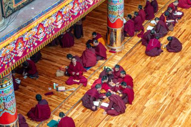 Sichuan / Çin-08.04.2020: Tibet 'teki Larung Gar' daki eski Budist manastırı manzarası.