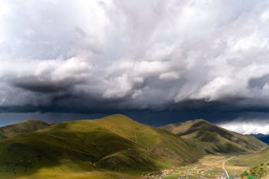Çin 'deki Tibet' te yağmur bulutlarının manzarası