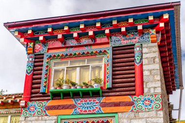 Tibet 'teki geleneksel uzak Tibet köyü ve aile evinin manzarası.