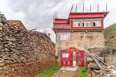 Tibet 'teki geleneksel uzak Tibet köyü ve aile evinin manzarası.