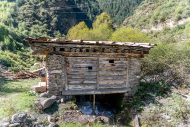 Küçük eski su değirmeni