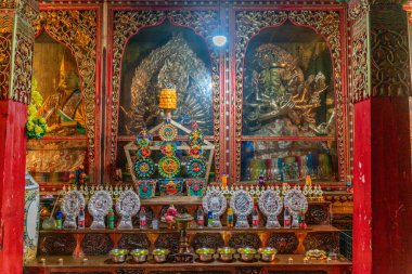 Tibet 'teki eski Budist tapınağının manzarası.