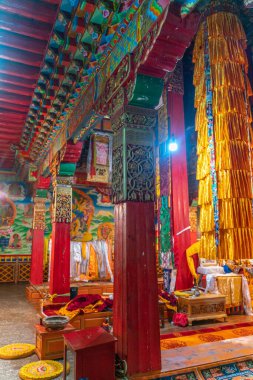 Tibet 'teki eski Budist tapınağının manzarası.