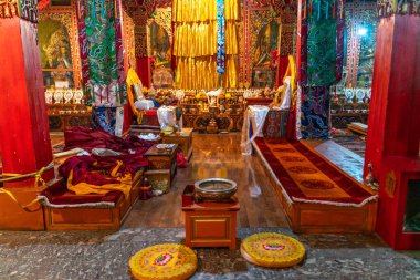 Tibet 'teki eski Budist tapınağının manzarası.