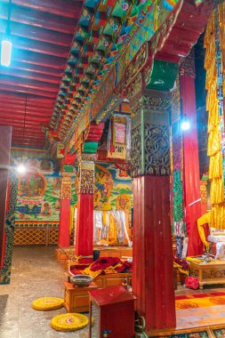 Tibet 'teki eski Budist tapınağının manzarası.